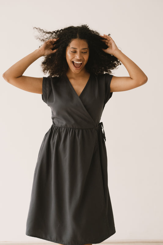 Vestido Hira midi cruzado Tencel negro