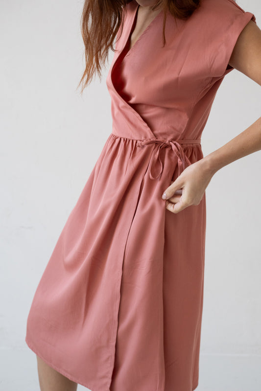Vestido Hira midi cruzado Tencel rosa coral