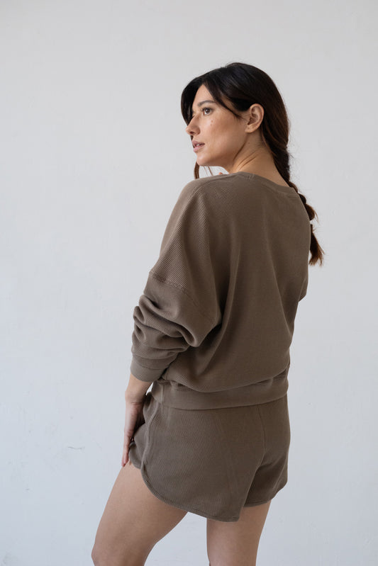 Helmut – übergroßes Waffel-Sweatshirt in Braun