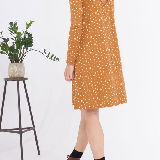 Vestido Carola evasé color mostaza estampado fases lunares. - TIRALAHILACHA