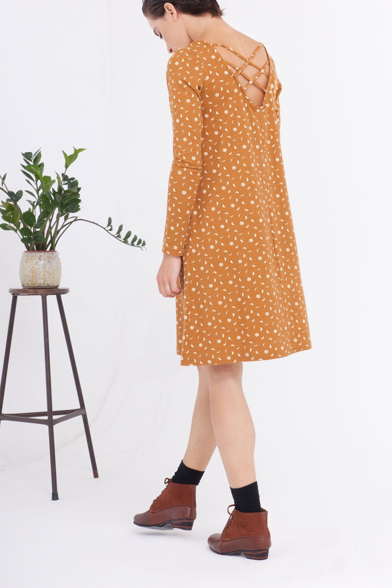 Vestido Carola evasé color mostaza estampado fases lunares. - TIRALAHILACHA