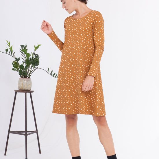 Vestido Carola evasé color mostaza estampado fases lunares. - TIRALAHILACHA