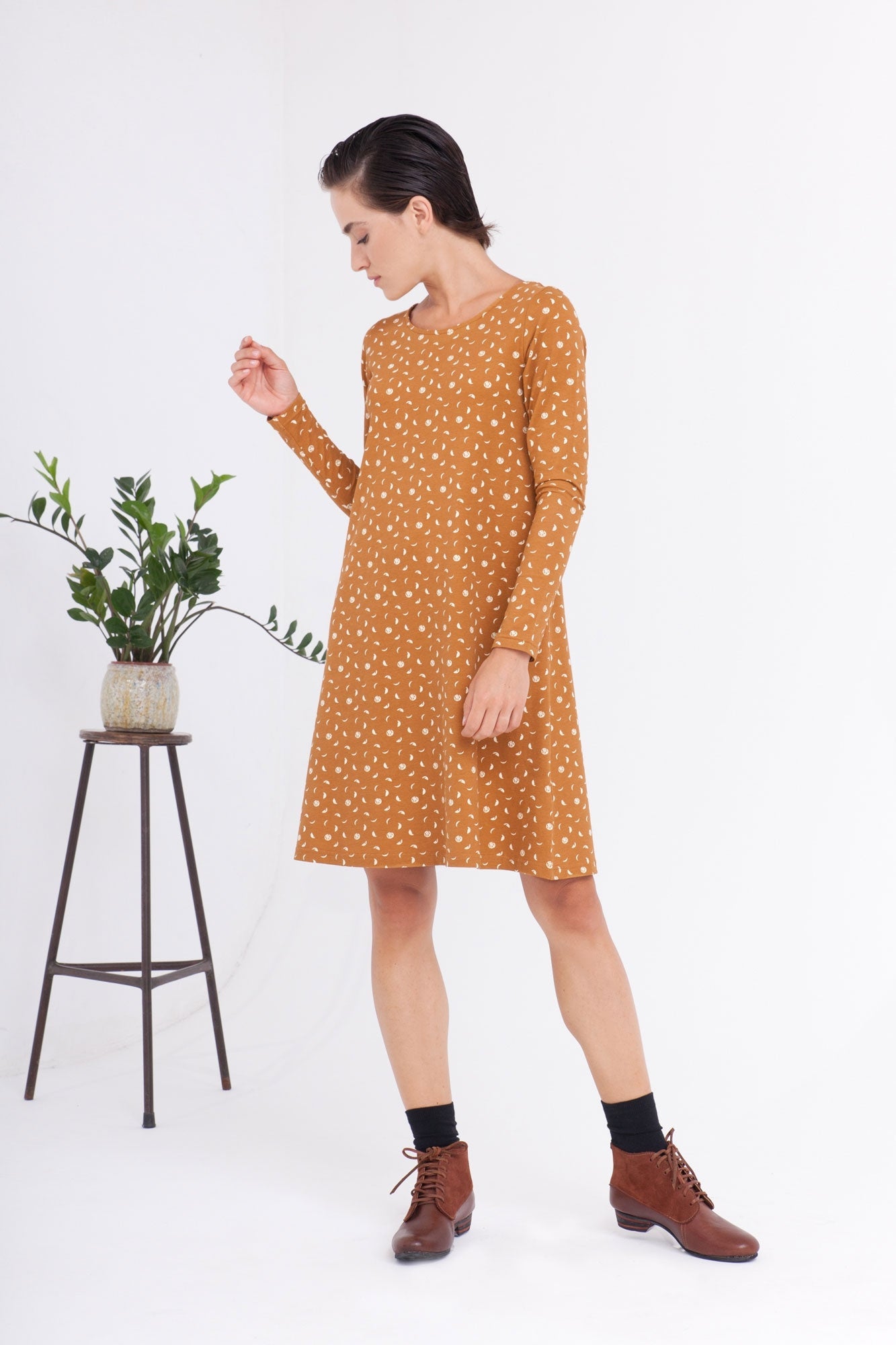 Vestido Carola evasé color mostaza estampado fases lunares. - TIRALAHILACHA