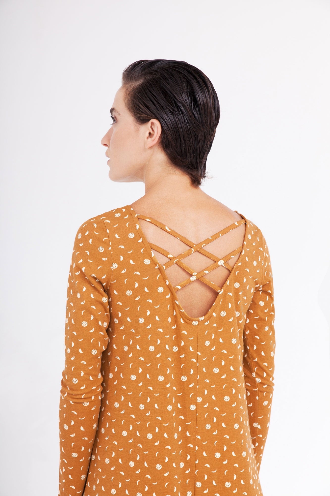 Vestido Carola evasé color mostaza estampado fases lunares. - TIRALAHILACHA