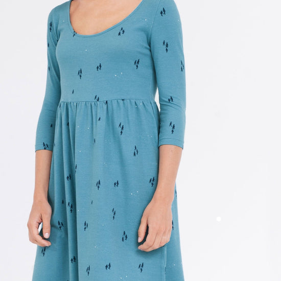 Vestido Carlona corte imperio azul ópalo. - TIRALAHILACHA