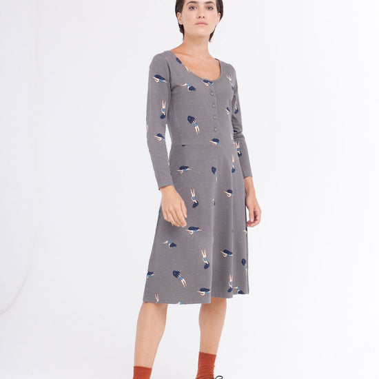 Vestido Cynthia falda midi color gris estampado bailando en el cosmos. - TIRALAHILACHA