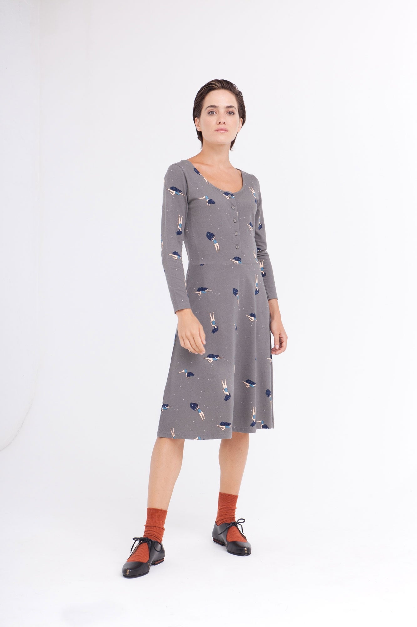 Vestido Cynthia falda midi color gris estampado bailando en el cosmos. - TIRALAHILACHA