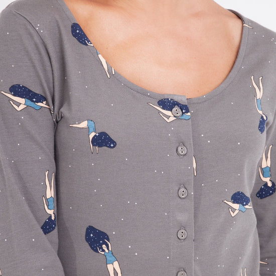 Vestido Cynthia falda midi color gris estampado bailando en el cosmos. - TIRALAHILACHA