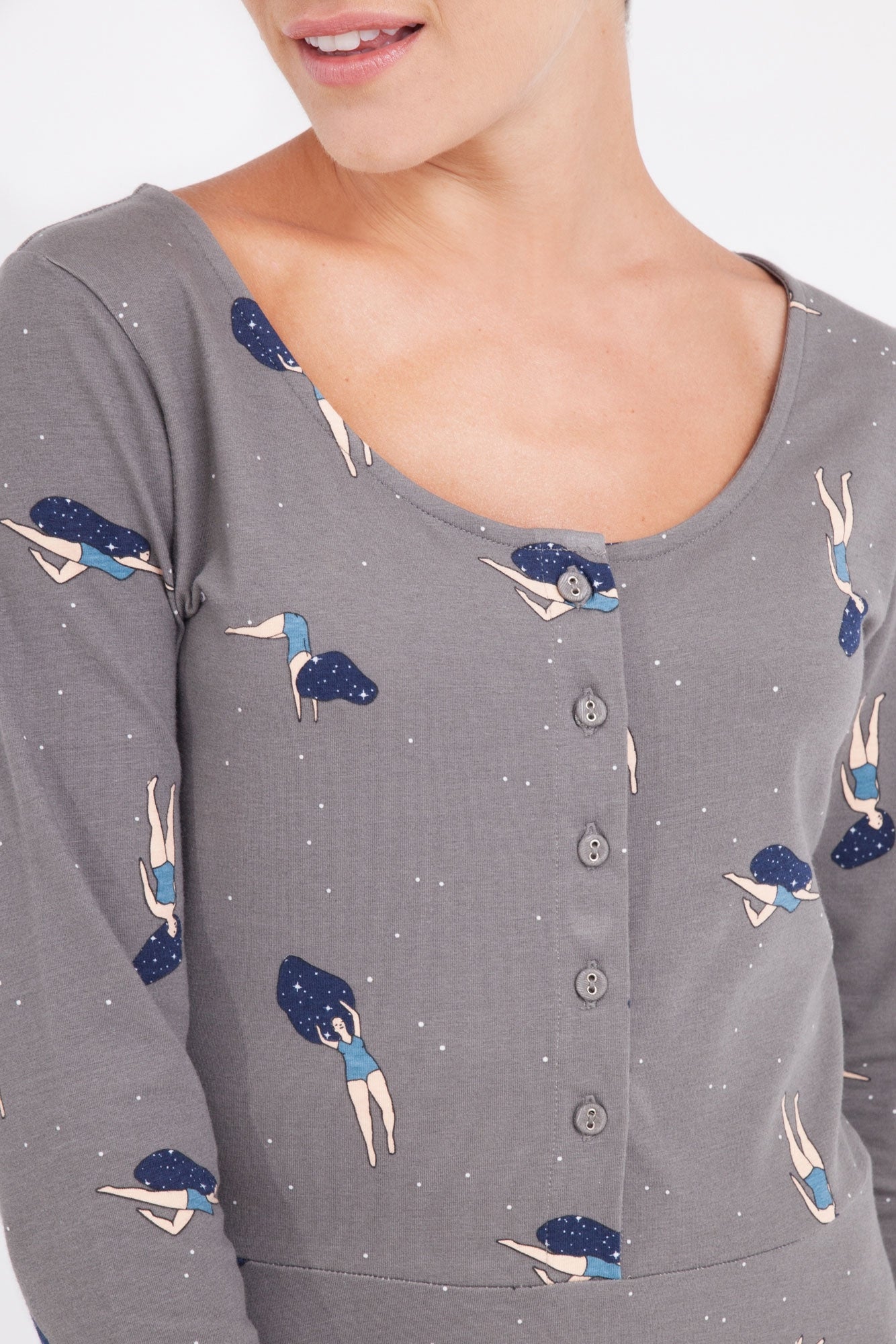 Vestido Cynthia falda midi color gris estampado bailando en el cosmos. - TIRALAHILACHA