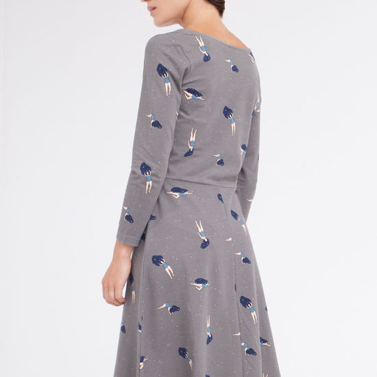 Vestido Cynthia falda midi color gris estampado bailando en el cosmos. - TIRALAHILACHA