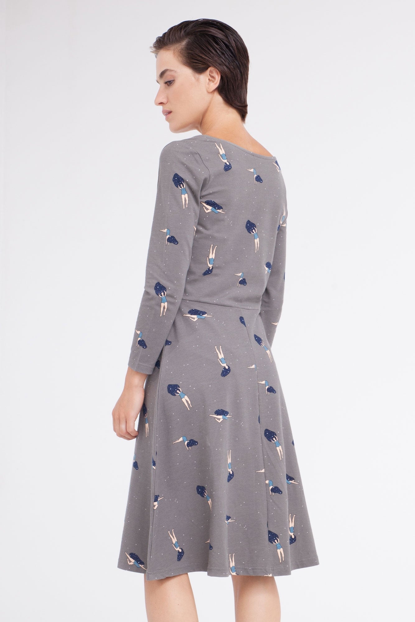 Vestido Cynthia falda midi color gris estampado bailando en el cosmos. - TIRALAHILACHA