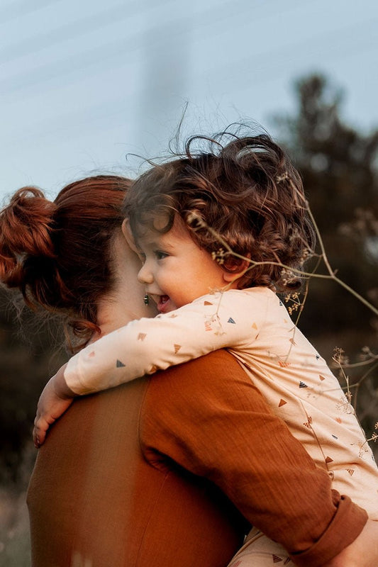 Mono bebé beige estampado triángulos - TIRALAHILACHA