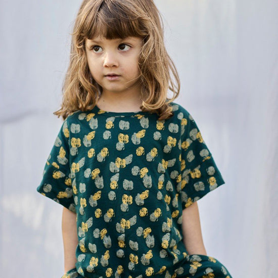 Unisex organic cotton T-shirt Footprints Blue-Green - TIRALAHILACHA