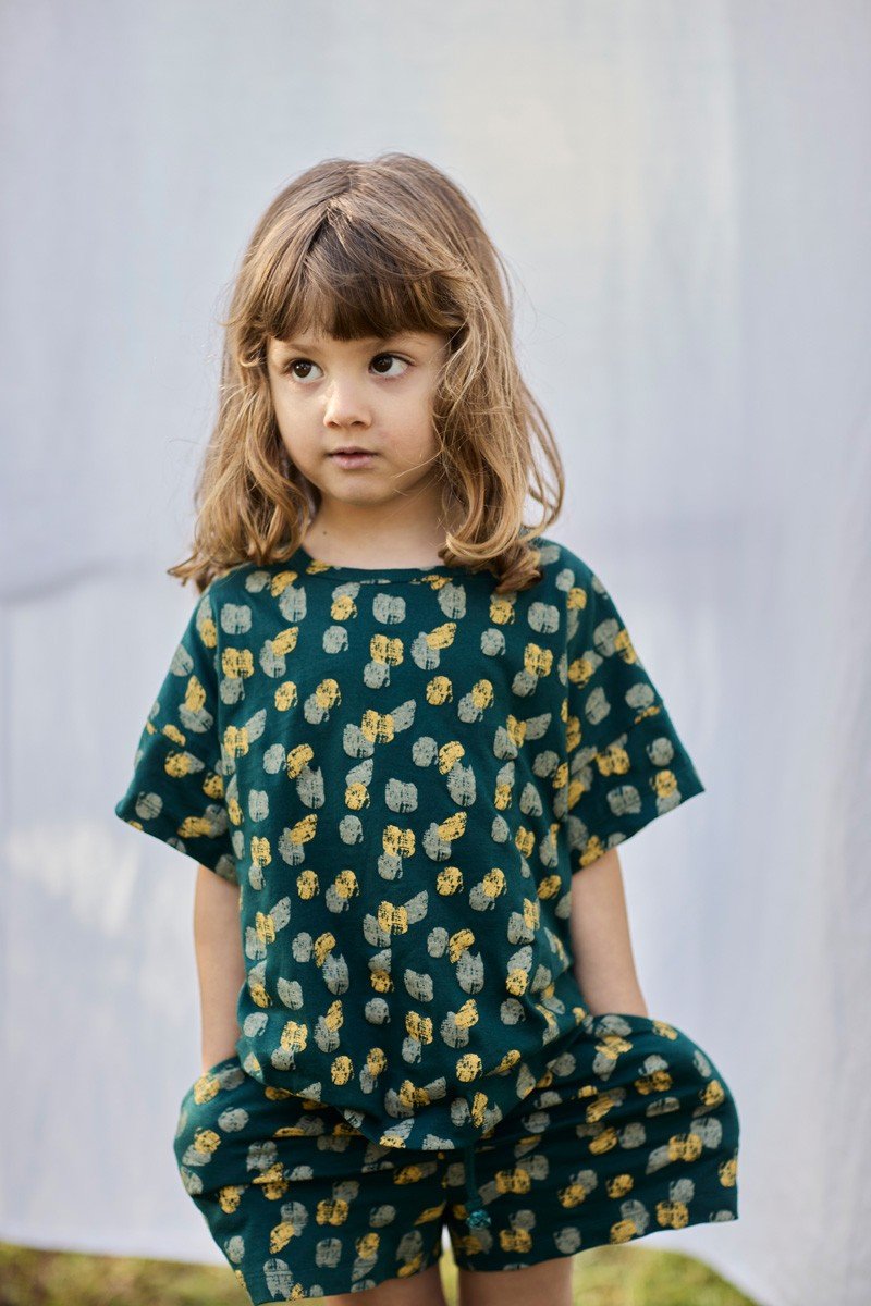 Unisex organic cotton T-shirt Footprints Blue-Green - TIRALAHILACHA