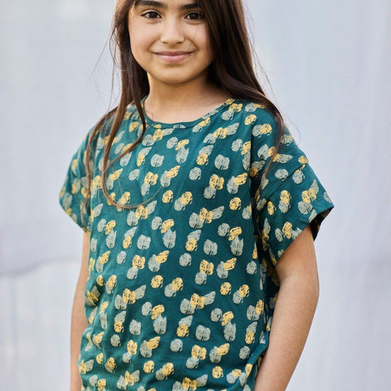 Unisex organic cotton T-shirt Footprints Blue-Green - TIRALAHILACHA