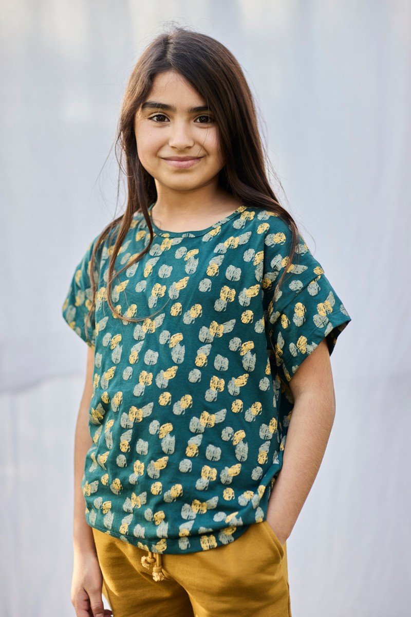 Unisex organic cotton T-shirt Footprints Blue-Green - TIRALAHILACHA