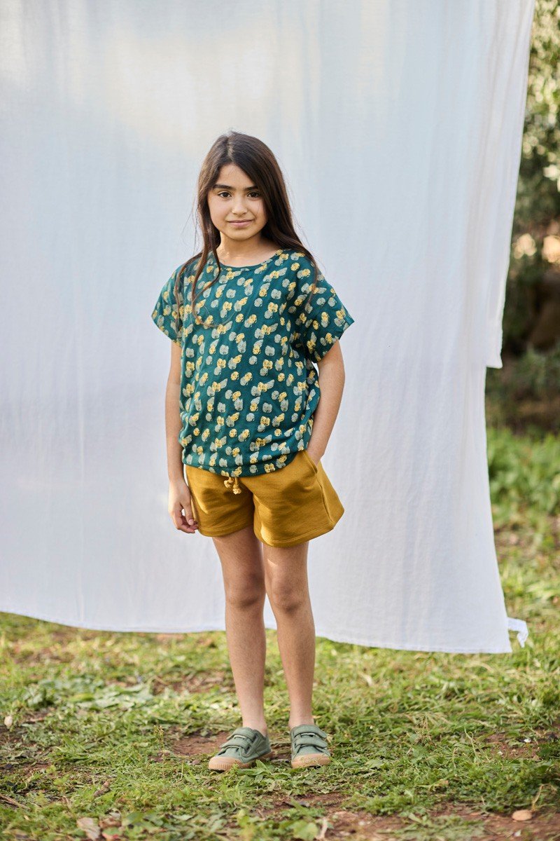 Unisex organic cotton T-shirt Footprints Blue-Green - TIRALAHILACHA