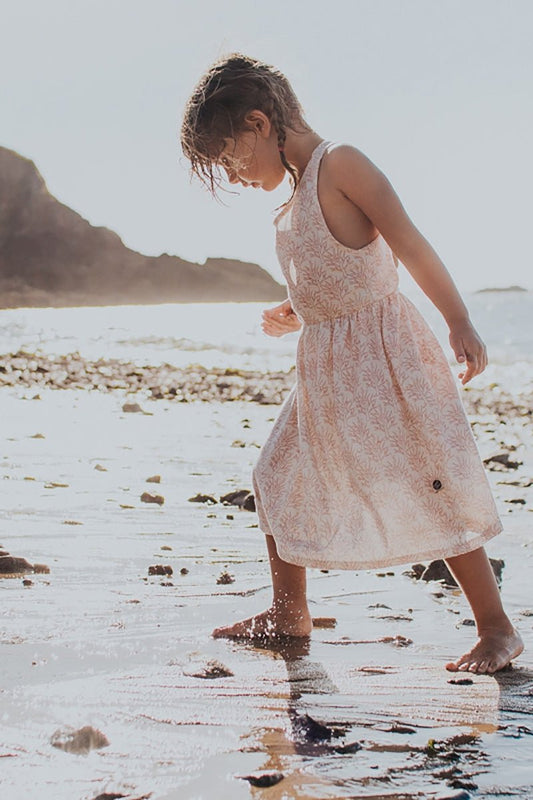 Vestido espalda cruzada salmón con print de corales - TIRALAHILACHA