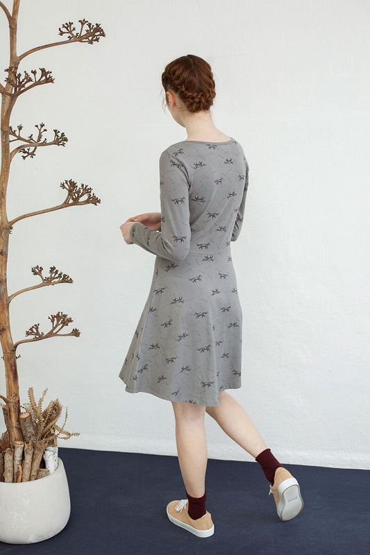 Vestido Nidia media capa gris con estampado zorros. - TIRALAHILACHA