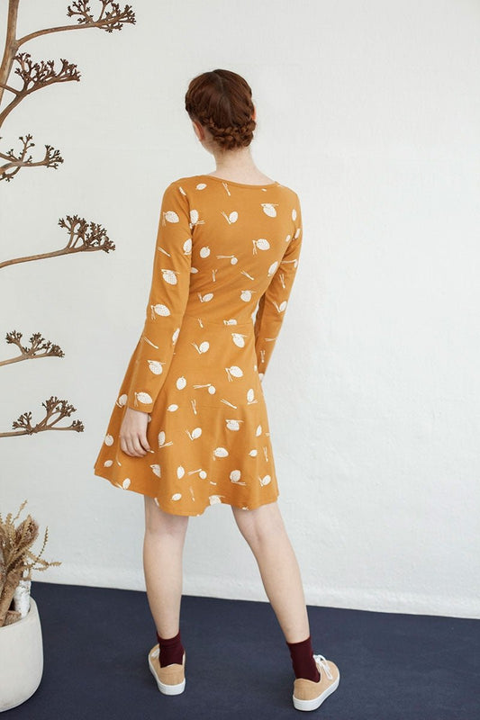 Vestido Nidia media capa color mostaza estampado piñas. - TIRALAHILACHA