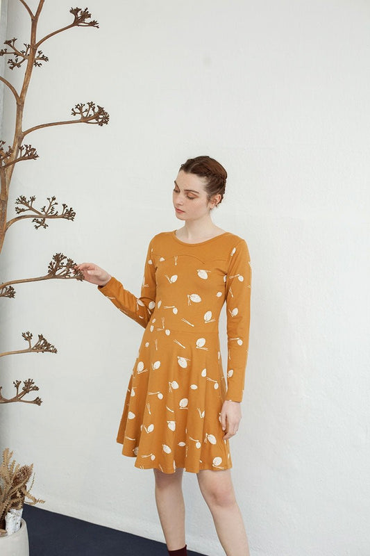 Vestido Nidia media capa color mostaza estampado piñas. - TIRALAHILACHA