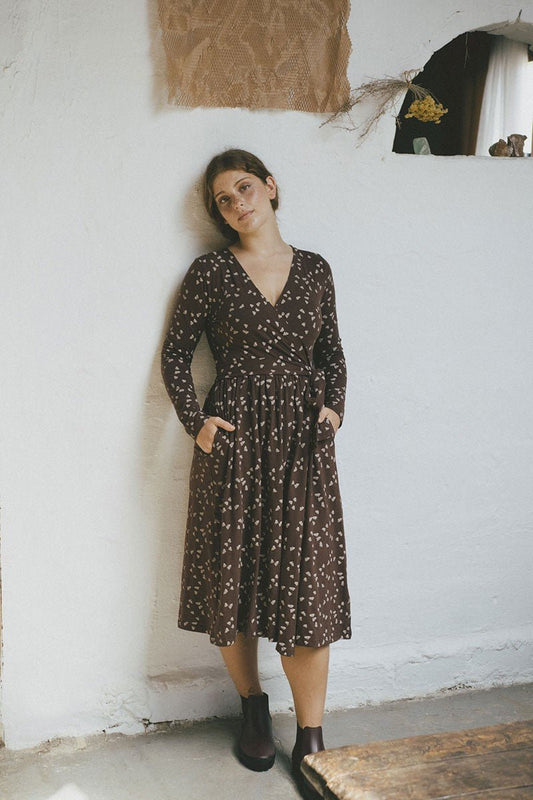 Saray crossover knit dress in brown - TIRALAHILACHA
