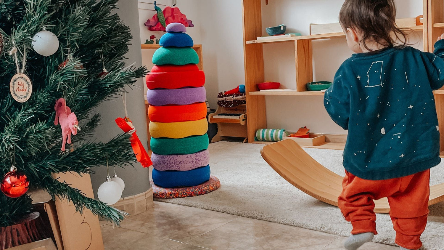 Otra forma de criar en Navidad o cómo vivir unas fiestas más conscientes por Ioana Crisan, experta en Montessori - Tiralahilacha