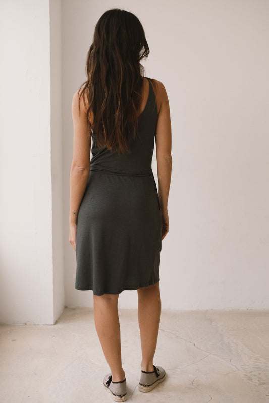 Vestido cruzado de tirantes gris antracita