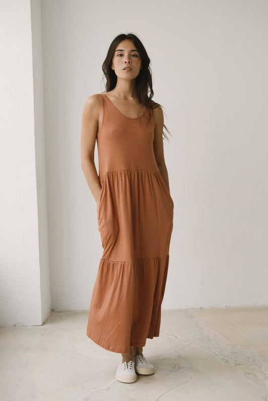 Vestido largo con volantes rosa coral