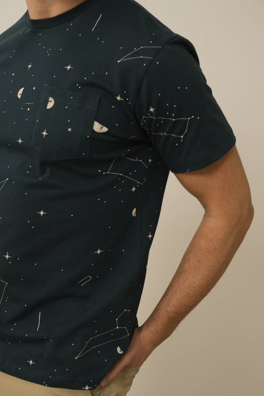 Camiseta unisex George bolsillos azul constelaciones