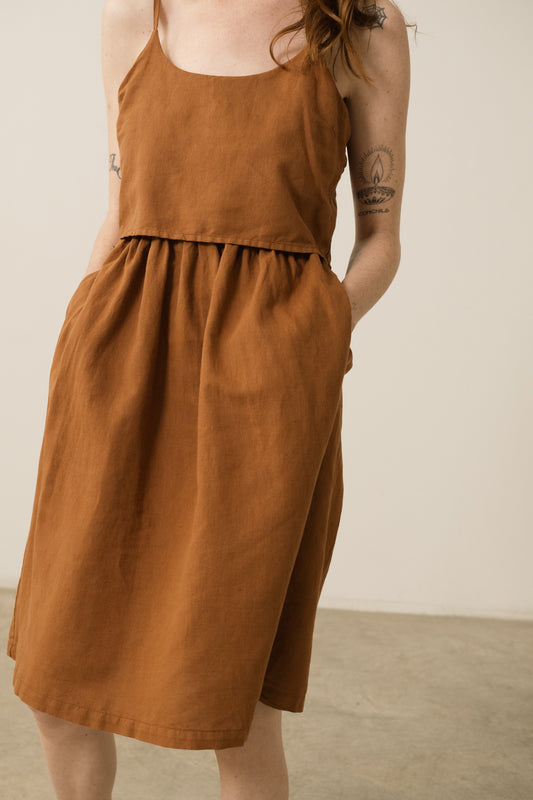 Henar Trägerkleid aus Terrakotta-Leinenmischung