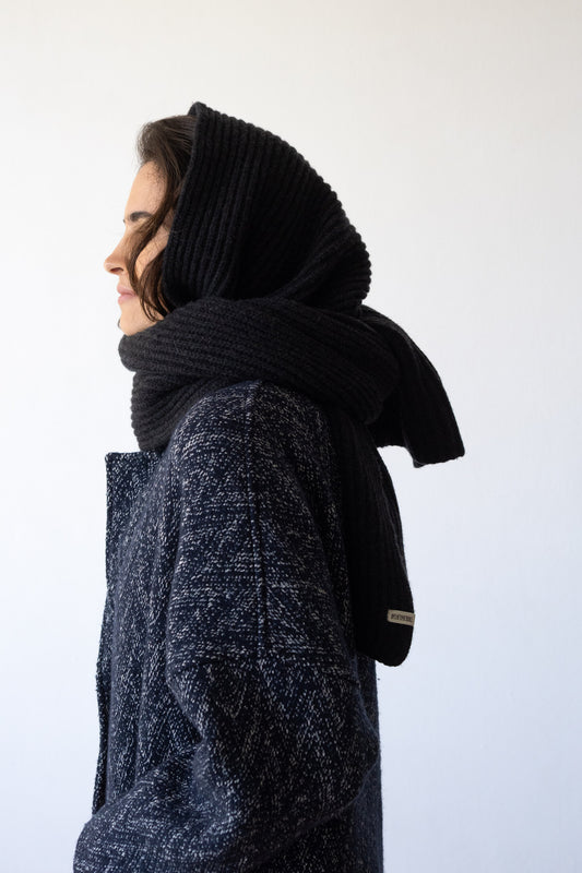 Cashmere and merino wool ribbed scarf in anthracite grey