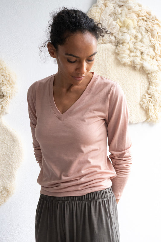 Merino wool V-neck top in dusty pink