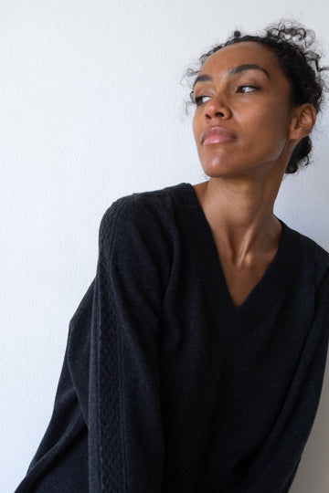 Merino and cashmere V-neck sweater in charcoal grey