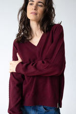 Merino and cashmere V-neck sweater in burgundy