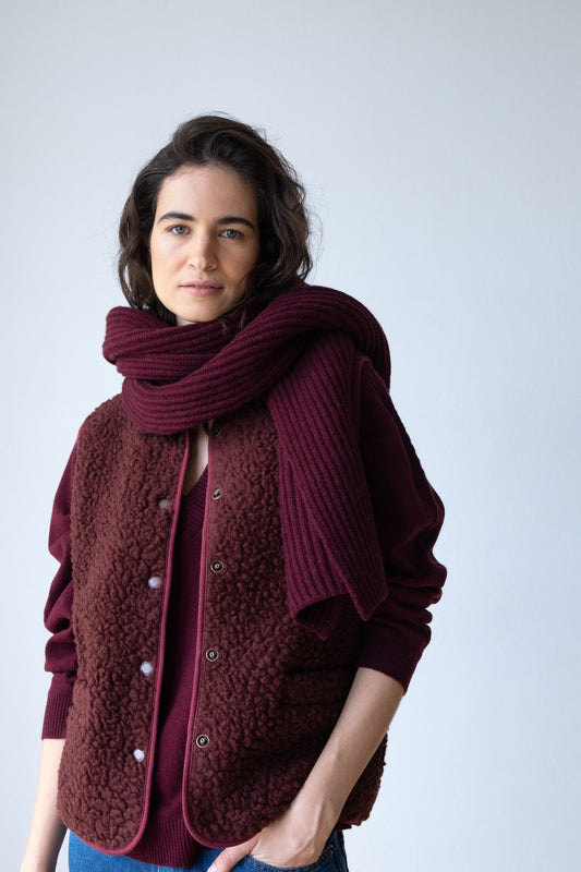 Wool and organic cotton sherpa vest in burgundy