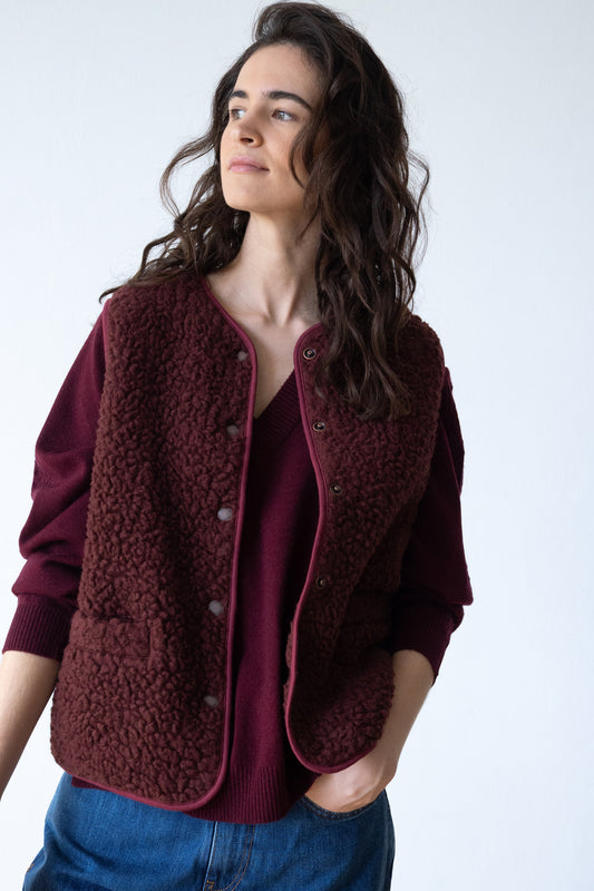 Wool and organic cotton sherpa vest in burgundy
