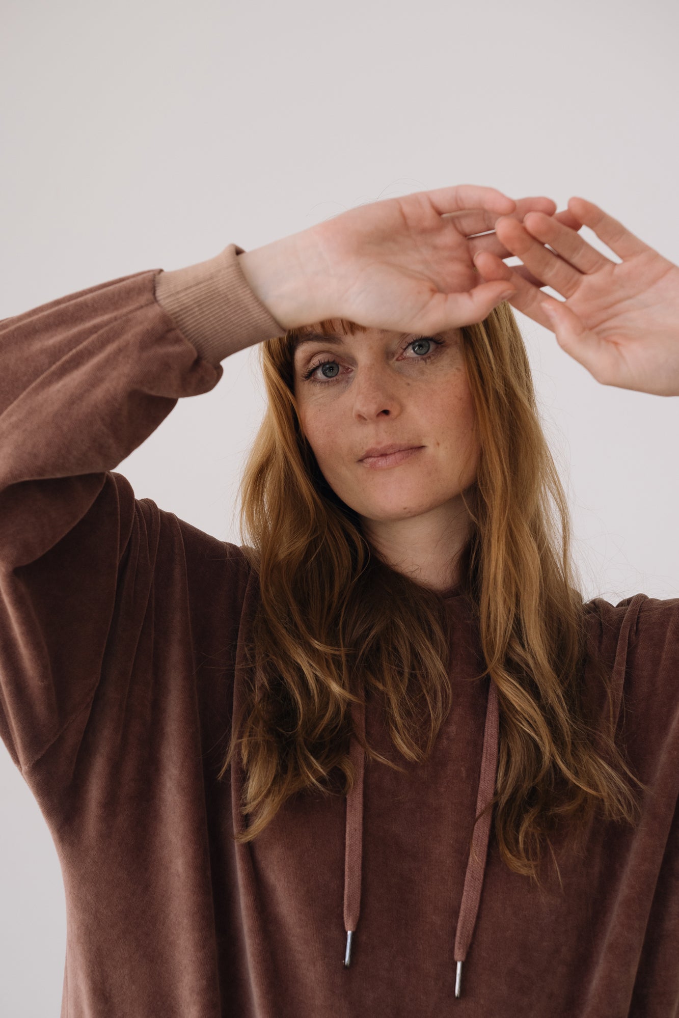 AMOMENTO VELVET SHIRRING HOODIE ダークブラウン AMOMENTO VELVET SHIRRING HOODIE ダークブラウン