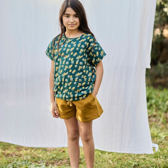 Unisex organic cotton T-shirt Footprints Blue-Green - TIRALAHILACHA