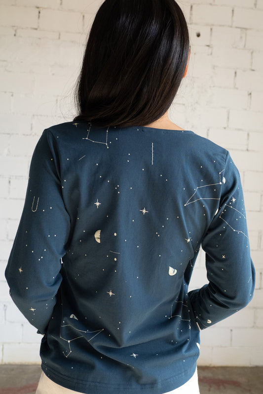 Camiseta Gina cruzada azul constelaciones