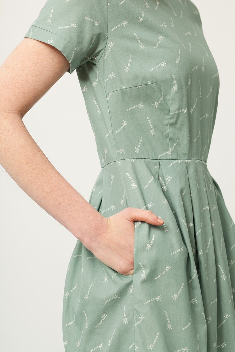 Piola short sleeve dress in green and bambu print - TIRALAHILACHA