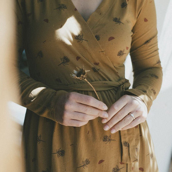 Saray crossover knit dress in mustard - TIRALAHILACHA