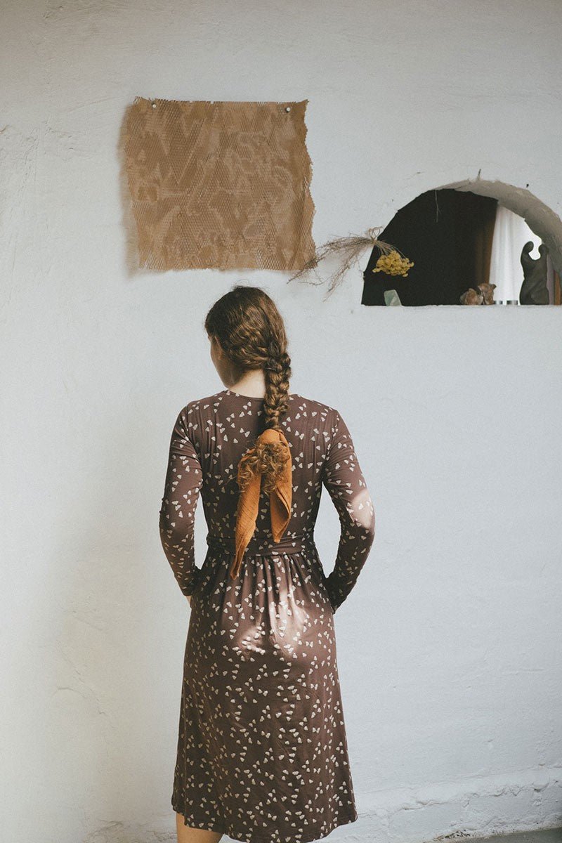 Saray crossover knit dress in brown - TIRALAHILACHA